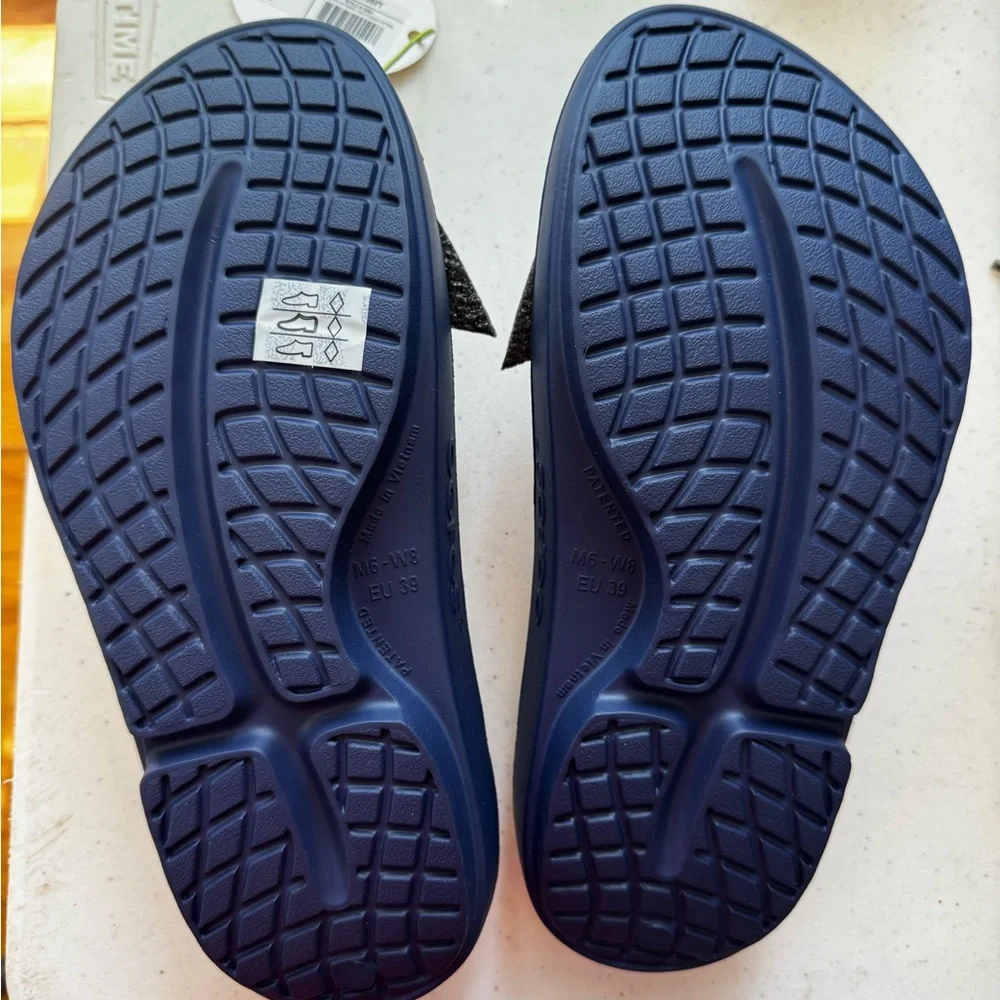 NWT OOFOS Flip Flops, Navy, W8/M6 - Picture 2 of 5